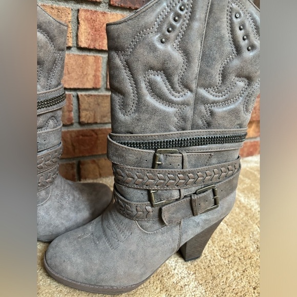 🖤MIA STRAPPY BUCKLE STUDDED GRAY FAUX LEATHER HEELED CALF HIGH BOOTS SIZE 8🖤 - Picture 9 of 12